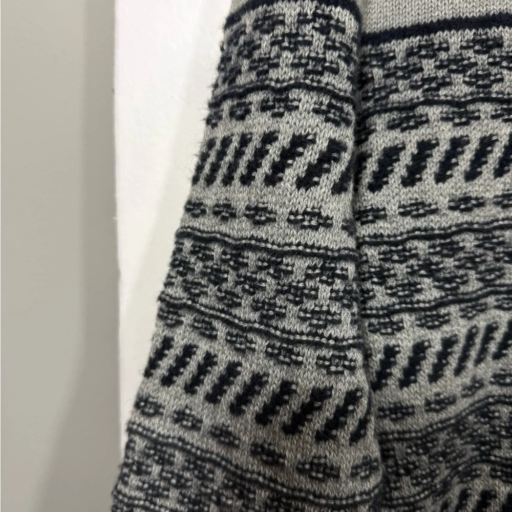 Banana Republic Men's Gray and Black Size L Crewneck Sweater